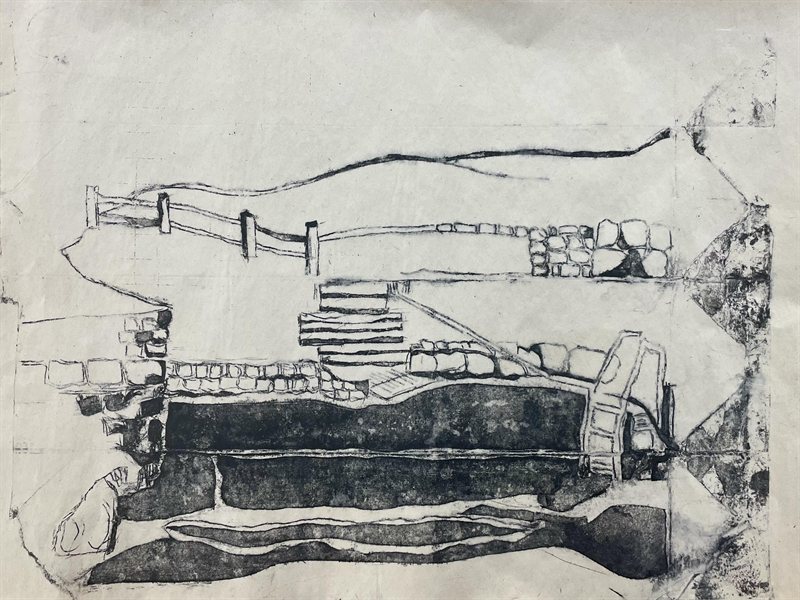 Querformatige Druckgrafik: eine Landschaft aus Bruchsteinmauern, Treppenstufen, einem Zaun und dunklen Wasserflächen, in feinen Linien auf hellem Papier.